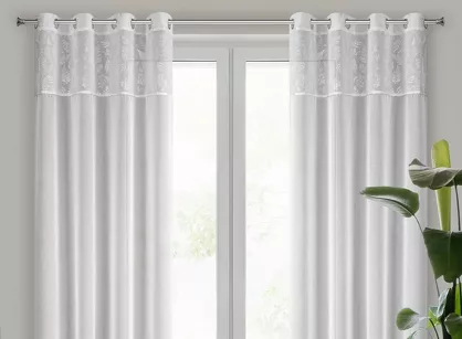 Firana na przelotkach 140x250 ILANA biała z etaminy ze srebrnym nadrukiem listków