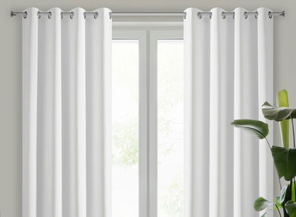 Zasłona na przelotkach 135x250 LOGAN zaciemniająca biała jednokolorowa z półmatowej tkaniny