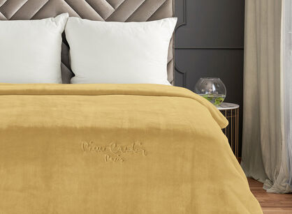 Koc akrylowy 220x240 CLARA 1 Pierre Cardin musztardowy jednokolorowy z wyhaftowanym logo