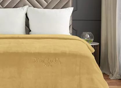 Koc akrylowy 220x240 CLARA 1 Pierre Cardin musztardowy jednokolorowy z wyhaftowanym logo