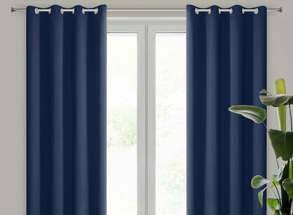 Zasłona na przelotkach 135x250 LOGAN zaciemniająca granatowa jednokolorowa z półmatowej tkaniny