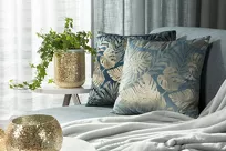 Poszewka welwetowa 45x45 VELVET 72B niebieska ze złotym nadrukiem egzotycznych liści - 2