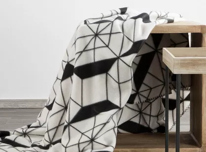 Koc polarowy 150x200 GEO 1 kremowy z czarnym wzorem geometrycznym