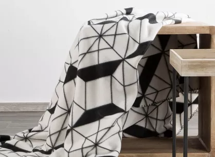 Koc polarowy 150x200 GEO 1 kremowy z czarnym wzorem geometrycznym