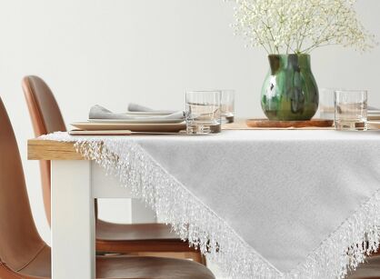 Nakładka 85x85 JASPER biała wykończona wyrazistymi frędzlami z kolekcji Premium