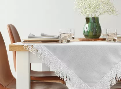 Nakładka 85x85 JASPER biała wykończona wyrazistymi frędzlami z kolekcji Premium