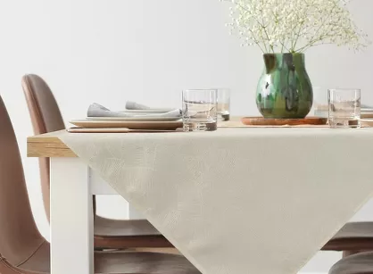 Obrus 140x180 ISLA kremowy z żakardowym wzorem liści bananowca