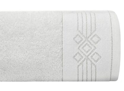 Ręcznik bawełniany 50x90 KAMELA biały z bordiurą z geometrycznym srebrnym ornamentem