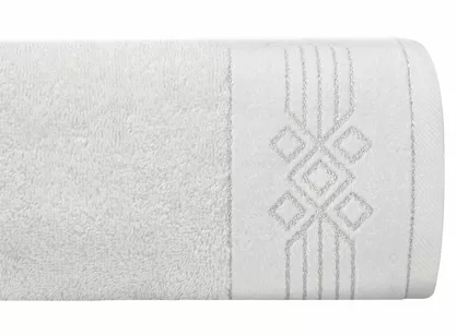 Ręcznik bawełniany 50x90 KAMELA biały z bordiurą z geometrycznym srebrnym ornamentem