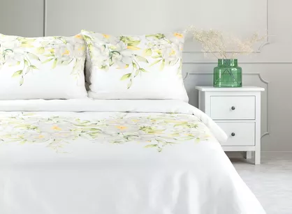 Pościel satynowa 220x200 SPRING 22 biała z wzorem roślinnym z kolekcji Classic