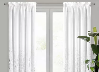 Firana na taśmie 140x270 OLIVIA biała z etaminy zdobiona gumowym srebrnym nadrukiem