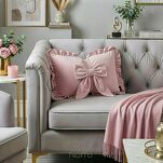 Poduszka welwetowa z wypełnieniem 35x55 KOKARDA 2 pudrowa obszyta falbaną - 2