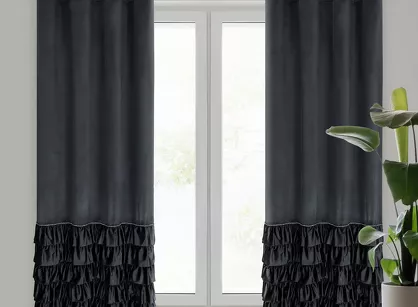 Zasłona na przelotkach 140x250 CARLI welwetowa czarna jednokolorowa zdobiona w dolnej części falbanami z paskiem cyrkonii