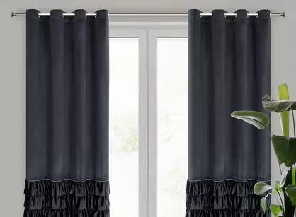 Zasłona na przelotkach 140x250 CARLI welwetowa czarna jednokolorowa zdobiona w dolnej części falbanami z paskiem cyrkonii