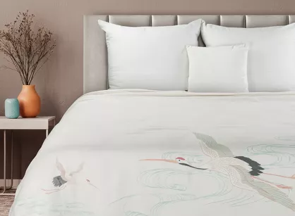 Koc 150x200 MILA kremowy z wzorem lecących żurawi z kolekcji Premium