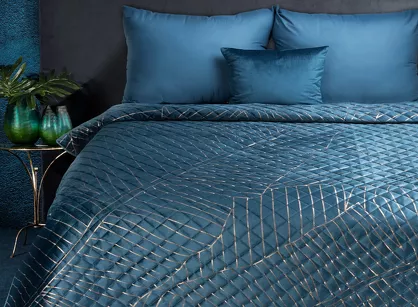 Narzuta welwetowa 170x210 MUSA 2 granatowa pikowana ze złotym nadrukiem liści bananowca Limited Collection