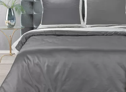 Pościel satyna bawełniana 220x200 LAURA stalowa zdobiona ozdobną białą kantą z kolekcji Nova Style