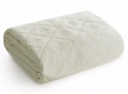 Narzuta 170x210 ALARA 6 kremowa pikowana z mikrofibry wzór wyrazistych rombów