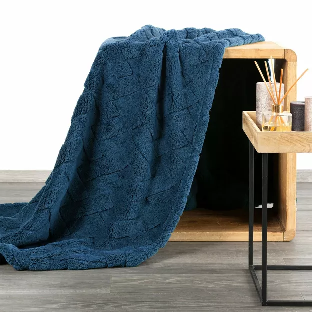 Koc 200x220 CARO granatowy puszysty typu flano z wytłaczanym wzorem Design 91