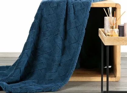 Koc 200x220 CARO granatowy puszysty typu flano z wytłaczanym wzorem Design 91