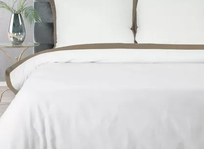 Pościel satyna bawełniana 160x200 LAURA biała zdobiona ozdobną kawową kantą z kolekcji Nova Style
