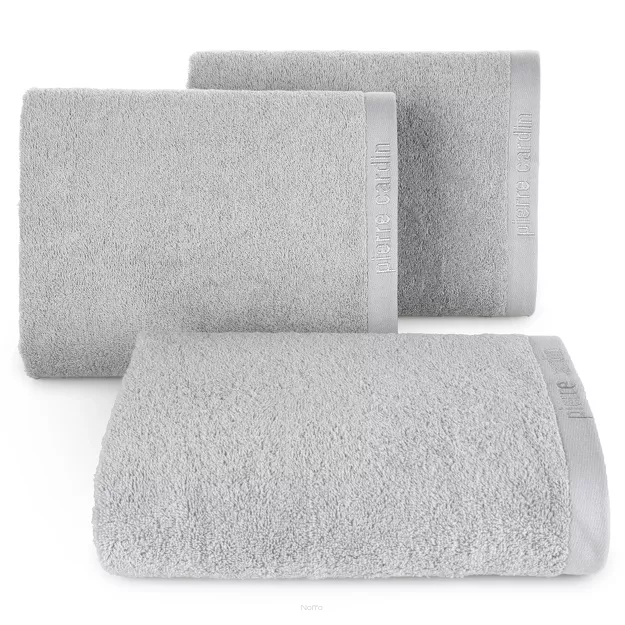 Ręcznik 70x140 EVI Pierre Cardin srebrny zdobiony bordiurą w kolorze ręcznika z logo marki 430 g/m2