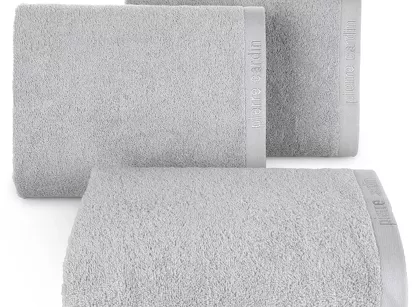 Ręcznik 70x140 EVI Pierre Cardin srebrny zdobiony bordiurą w kolorze ręcznika z logo marki 430 g/m2