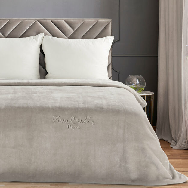 Koc akrylowy 220x240 CLARA 1 Pierre Cardin ciemny beż jednokolorowy z wyhaftowanym logo