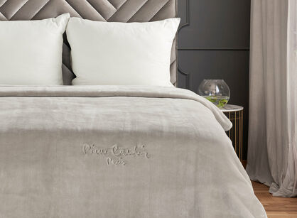 Koc akrylowy 220x240 CLARA 1 Pierre Cardin ciemny beż jednokolorowy z wyhaftowanym logo