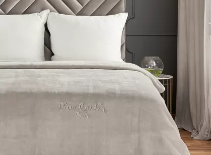 Koc akrylowy 220x240 CLARA 1 Pierre Cardin ciemny beż jednokolorowy z wyhaftowanym logo