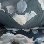 Pościel z mikrowłókna 220x200 KIRA ciemny granat z nadrukiem niebieskich kwiatów Design 91 - 2