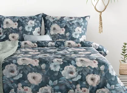 Pościel z mikrowłókna 220x200 KIRA ciemny granat z nadrukiem niebieskich kwiatów Design 91