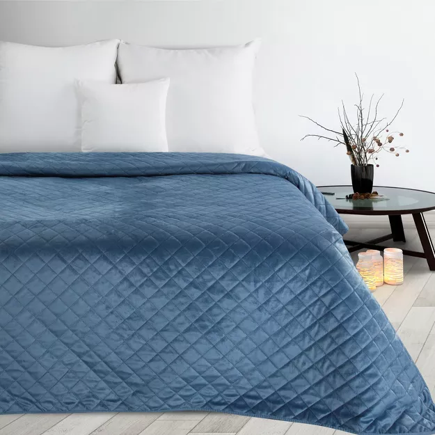 Narzuta na fotel 70x160 LUIZ 5 niebieska welwetowa pikowana w subtelny geometryczny wzór z kolekcji Design 91