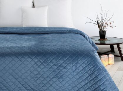 Narzuta na fotel 70x160 LUIZ 5 niebieska welwetowa pikowana w subtelny geometryczny wzór z kolekcji Design 91