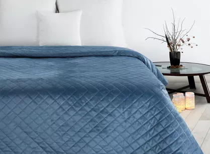 Narzuta na fotel 70x160 LUIZ 5 niebieska welwetowa pikowana w subtelny geometryczny wzór z kolekcji Design 91