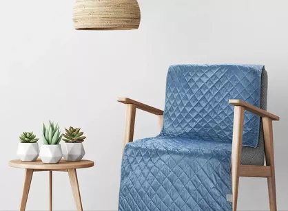 Narzuta na fotel 70x160 LUIZ 5 niebieska welwetowa pikowana w subtelny geometryczny wzór z kolekcji Design 91