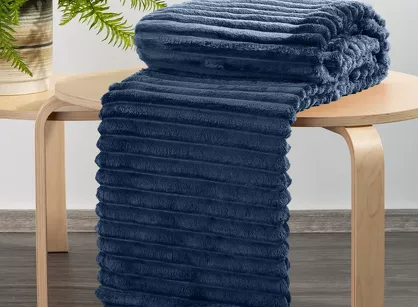 Koc 150x200 SOFT granatowy puszysty typu flano z wytłaczanym wzorem Design 91