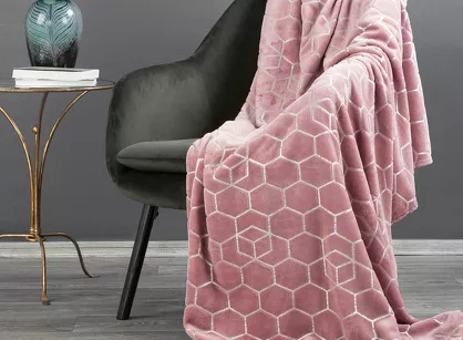 Koc flano 150x200 MALIBU różowy typu flano z geometrycznym srebrnym nadrukiem