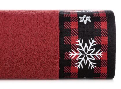 Ręcznik świąteczny 70x140 RUDOLF 1 czerwony z bordiurą w kratkę i wyhaftowanymi białymi śnieżynkami