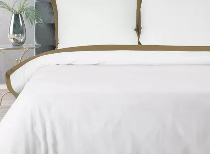 Pościel bawełniana 220x200 LAURA biała zdobiona ozdobną złotą kantą z kolekcji Nova Style
