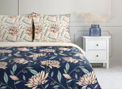 Pościel satynowa 140x200 NIKA 49 granatowa z pudrowym wzorem kwiatowym z kolekcji Nova Print