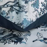 Pościel satynowa 140x200 SPRING 86 biała z granatowym wzorem roślinnym z kolekcji Classic - 7
