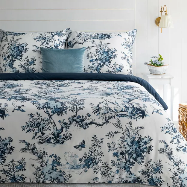 Pościel satynowa 140x200 SPRING 86 biała z granatowym wzorem roślinnym z kolekcji Classic