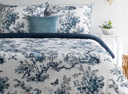 Pościel satynowa 140x200 SPRING 86 biała z granatowym wzorem roślinnym z kolekcji Classic