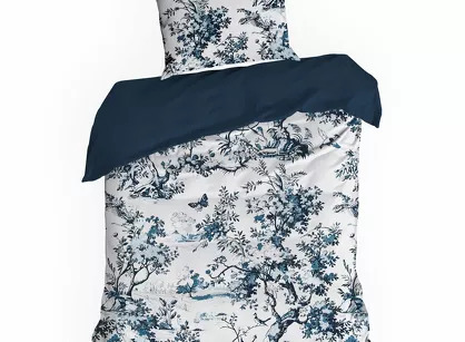 Pościel satynowa 140x200 SPRING 86 biała z granatowym wzorem roślinnym z kolekcji Classic