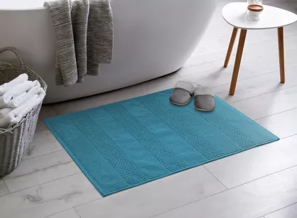 Dywanik bawełniany 50x70 JESSI turkusowy w pasy z delikatnym tłoczeniem