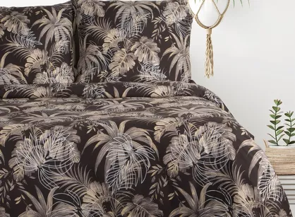 Pościel z mikrowłókna 160x200 RODOS ciemny brąz ze srebrnym nadrukiem beżowych egzotycznych liści Design 91