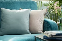 Poszewka welwetowa jednokolorowa 40x40 MEL czarna z ozdobną miodową wypustką - 2