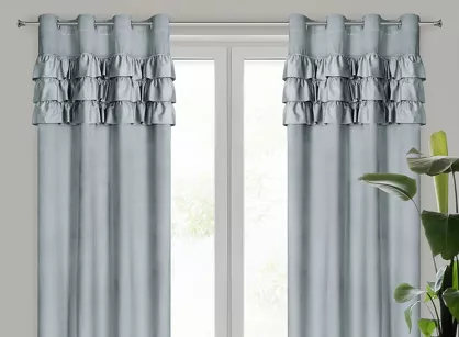 Zasłona na przelotkach 140x250 SAMI welwetowa srebrna jednokolorowa zdobiona w górnej części falbanami i taśmą z cyrkoniami