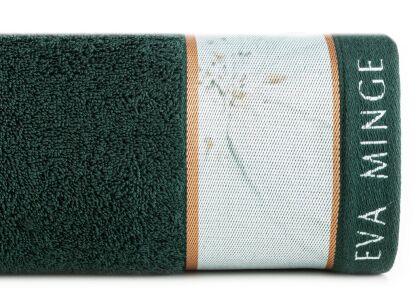 Ręcznik 70x140 EVA 5 Eva Minge miętowy zdobiony drukowaną bordiurą z wzorem jasnych subtelnych kwiatów